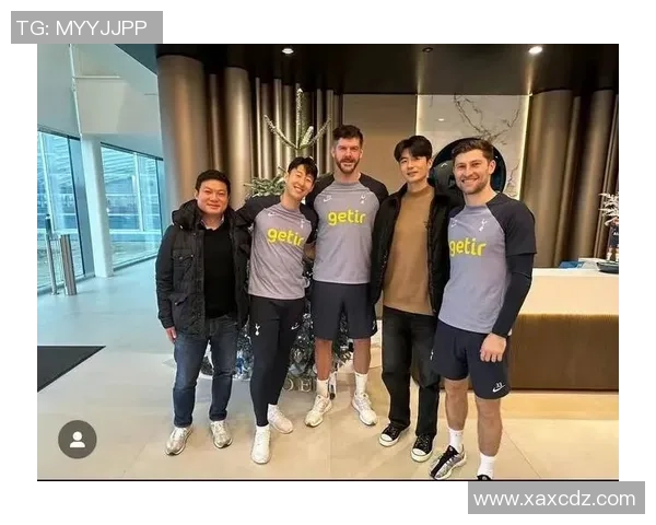 足球巨星赛场外大秀完美腹肌引爆粉丝热议与健身潮流